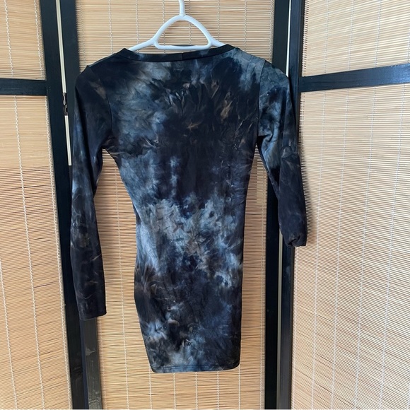 SEDUCTIONS Tie Dye Ruched Long Sleeve Dress | Blue Black Gray - Picture 5 of 6